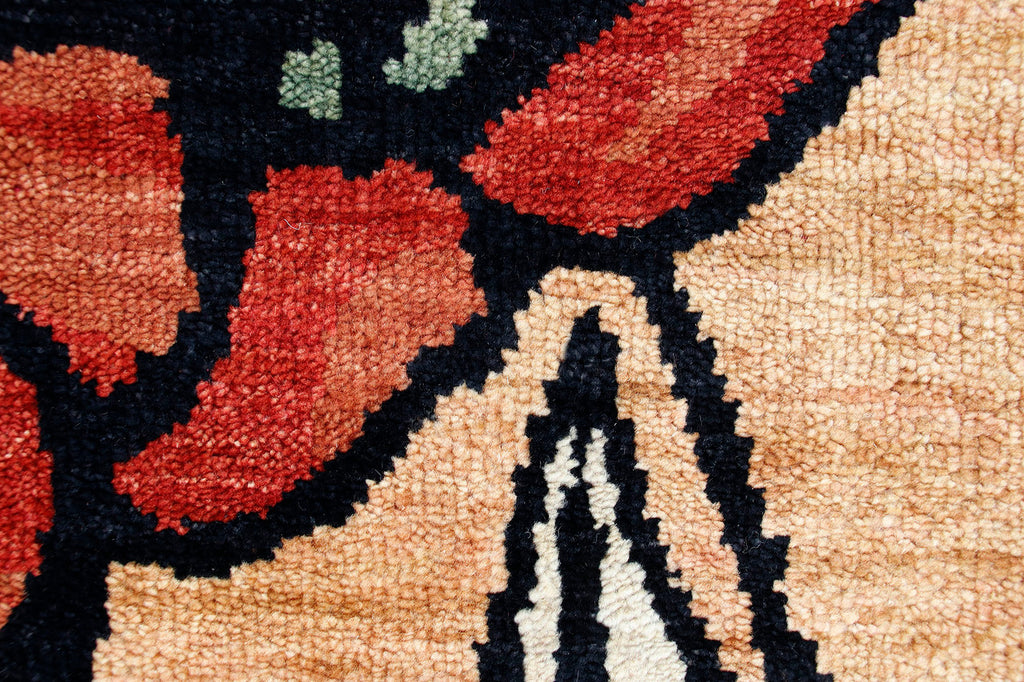 Chelsea (PC-61), closeup of space between flower and bulb in rug field